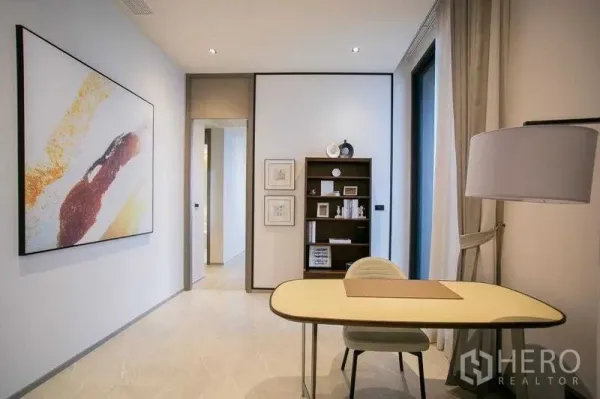 คอนโด ให้เช่าในWatthana, Bangkok - มุมทำงานอบอุ่น มีโต๊ะ ชั้นหนังสือ และภาพศิลปะขนาดใหญ่