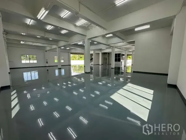 คลังสินค้า ให้เช่าในMueang Samut Prakan, Samut Prakan - ภายในโกดังเปิดโล่ง พื้นเงา หน้าต่างรับแสง ใกล้โซนโหลดสินค้า