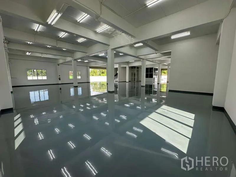 คลังสินค้า ให้เช่าในMueang Samut Prakan, Samut Prakan - ภายในโกดังเปิดโล่ง พื้นเงา หน้าต่างรับแสง ใกล้โซนโหลดสินค้า