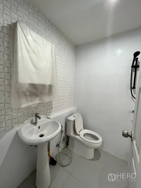 带办公室的家 出租在Watthana, Bangkok - 第二浴室，白色瓷砖，立柱盆、坐便与淋浴。