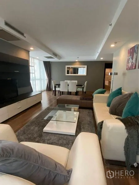 คอนโด ให้เช่าในPathum Wan, Bangkok - วิวห้องนั่งเล่นไปยังโซนทานข้าว พร้อมชั้นทีวีและหน้าต่างบานใหญ่