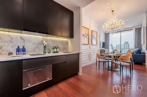 公寓 出租或出售在Watthana, Bangkok - 大理石一字型厨房连接餐区，可见落地窗与城市景观