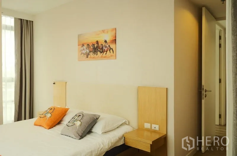 公寓 出租在Bang Rak, Bangkok - 主卧配床头层板与落日骏马装饰画