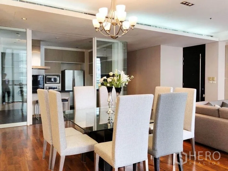 คอนโด ให้เช่าในKhlong Toei, Bangkok - ห้องทานอาหารสว่างตา โต๊ะกระจก เก้าอี้บุผ้า โคมระย้า ติดฉากกั้นกระจกเชื่อมครัว