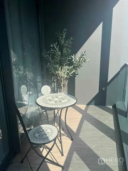 公寓 出租在Khlong Toei, Bangkok - 带小圆桌和椅子的阳台，玻璃栏杆与盆栽