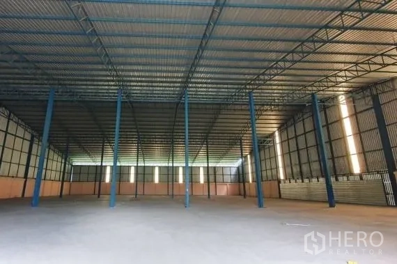 คลังสินค้า ให้เช่าในChaloem Phra Kiat, Nakhon Ratchasima - ภายในโกดังแสดงเสาเหล็กหลายต้นและผนังระบายอากาศ