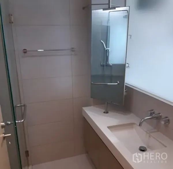 คอนโด ให้เช่าในKhlong Toei, Bangkok - ห้องน้ำสไตล์โมเดิร์น เคาน์เตอร์อ่างล้างหน้า กระจก และห้องอาบน้ำกระจกกั้น