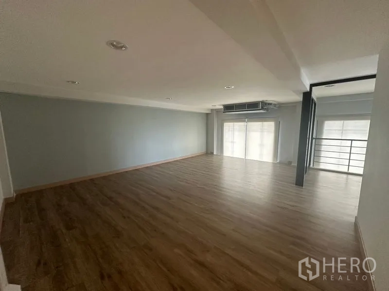 สำนักงานที่บ้าน ให้เช่าในSuan Luang, Bangkok - ลิฟต์ส่วนตัวสเตนเลสติดกับบันไดและพื้นไม้