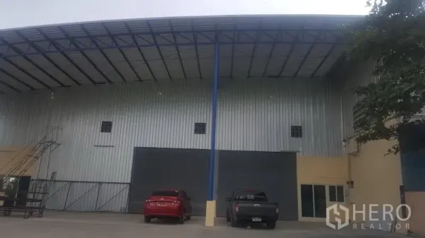 工厂 出租在Khlong Luang, Pathum Thani - 空銮区钢结构工厂外立面，高挑雨棚、卷闸门与前方停车区