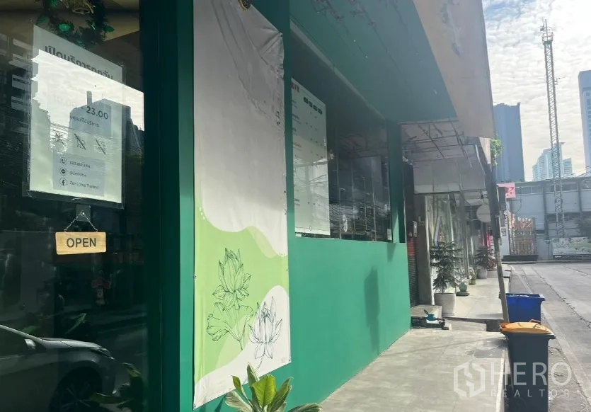 พื้นที่ขายปลีก ให้เช่าในKhlong Toei, Bangkok - มุมเฉียงของหน้าร้านริมถนน มีผนังกระจกและวิวตึกสูง.