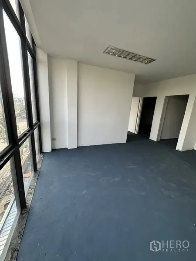 店屋 出租在Bang Na, Bangkok - 转角办公室区域，整面窗户享城市景观。