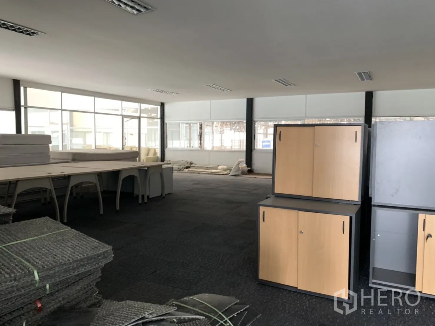 พื้นที่ขายปลีก ให้เช่าในLam Luk Ka, Pathum Thani - ชั้นบนกว้าง โปร่งสว่าง มีหน้าต่างบานใหญ่และตู้เก็บของ