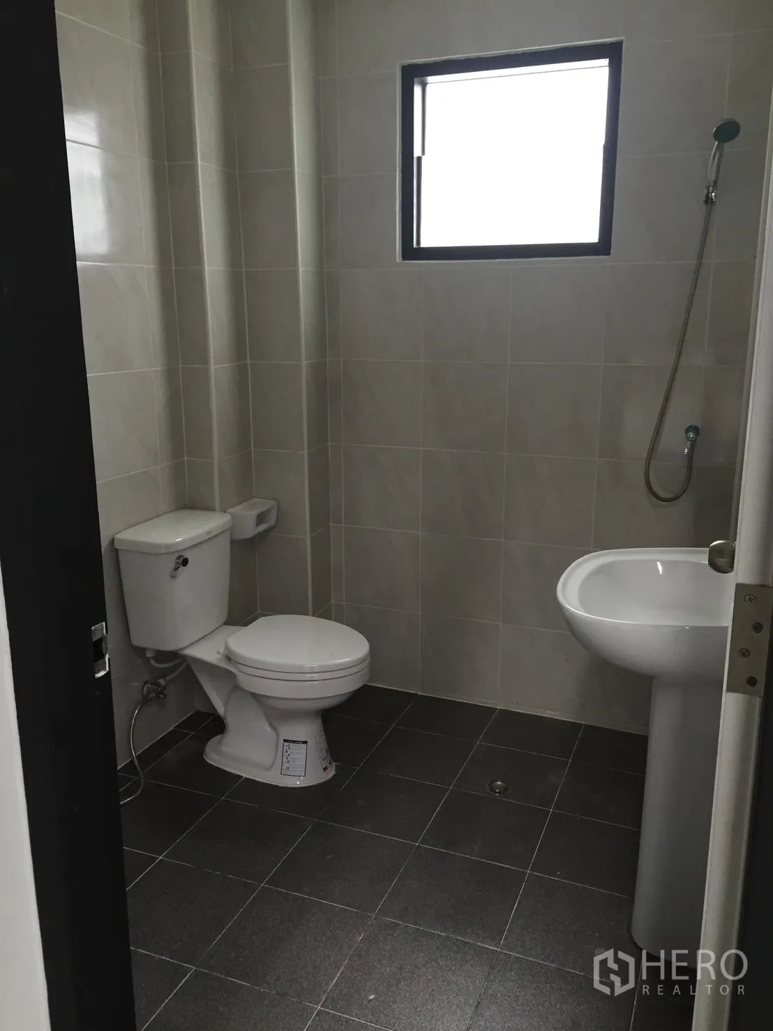 Warehouse for rent in Bang Phli, Samut Prakan - Restroom with toilet, pedestal sink and shower set.