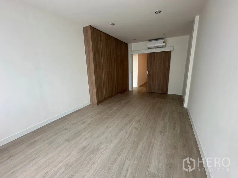 Home Office for rent in Khlong Toei, Bangkok - Large flexible room with light wood flooring, sliding door and air conditioner.