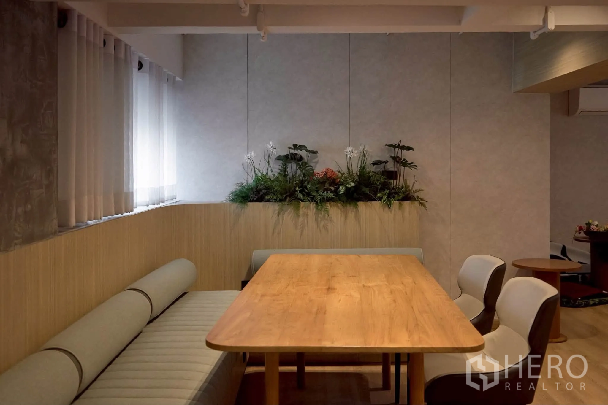 Retail Space for rent in Watthana, Bangkok - Private booth-style seating with built-in planter and soft banquettes.