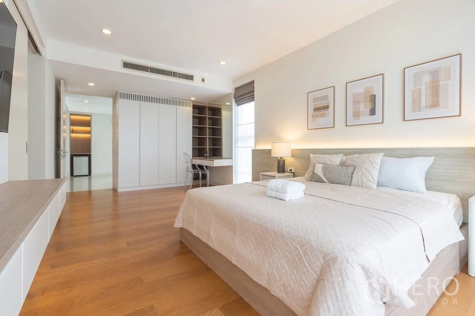 独栋房屋 for rent in Saphan Sung, Bangkok - 主卧配嵌入式柜、书桌与木地板。