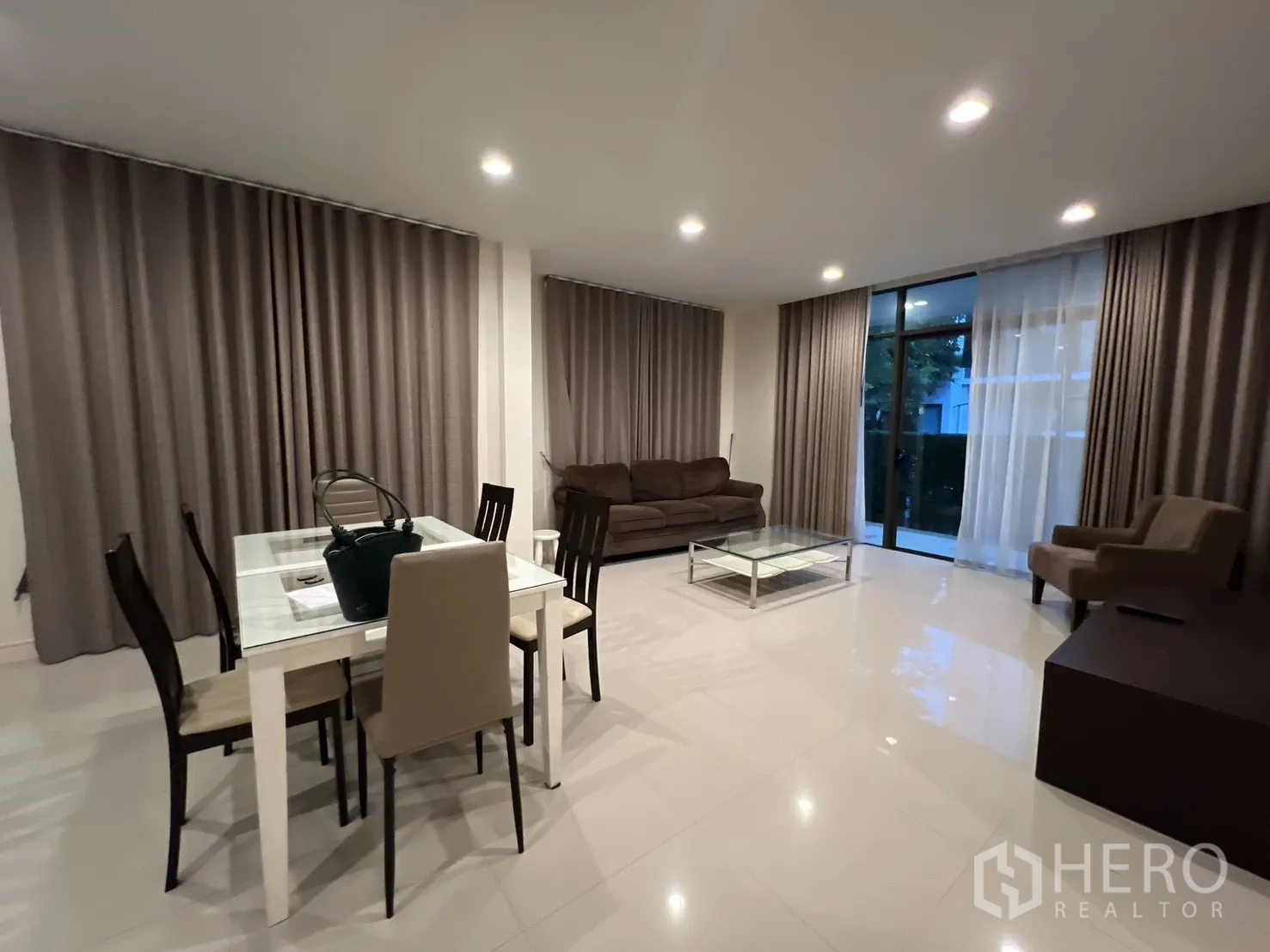 บ้าน ให้เช่าหรือขายในBang Kapi, Bangkok - ห้องนั่งเล่นและรับประทานอาหารแบบโอเพนแพลน พร้อมผ้าม่านบานใหญ่