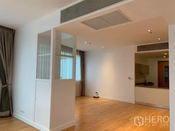 คอนโด ให้เช่าในKhlong Toei, Bangkok - มุมกั้นด้วยตู้กระจกบิวท์อิน มองเห็นครัวกึ่งปิดและฝ้าพร้อมช่องลม