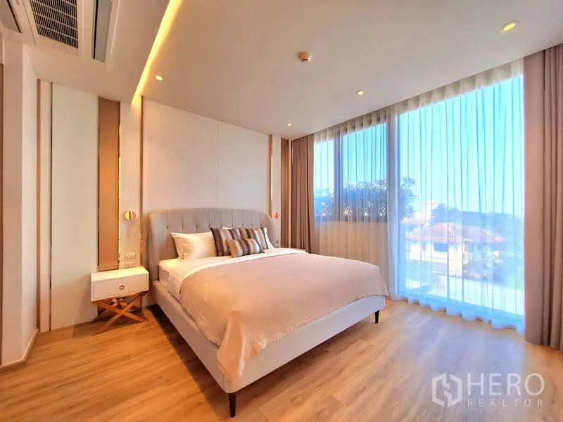 อพาร์ทเมนท์ ให้เช่าในBang Na, Bangkok - ห้องนอนที่สอง โทนอบอุ่น ไฟซอฟต์ และหน้าต่างเต็มผนัง