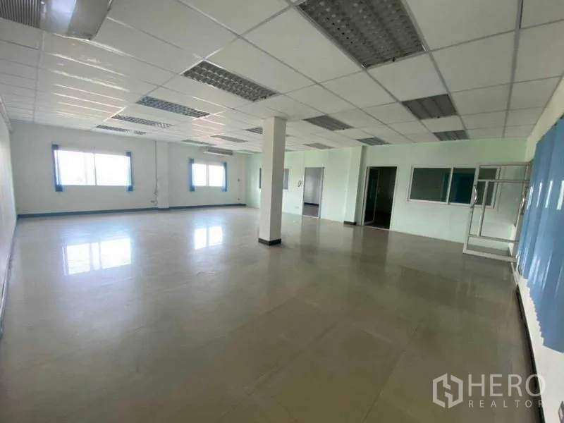 货栈 出租在Pathum Thani - 带玻璃隔断与多扇门的办公楼层，自然采光充沛