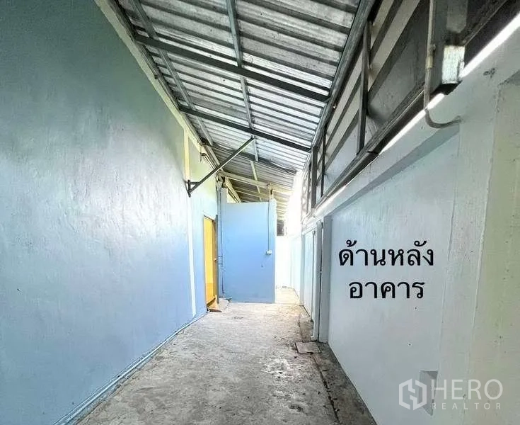 工厂 出租或出售在Mueang Samut Sakhon, Samut Sakhon - 建筑后部的有顶服务通道，便于装卸与维护。