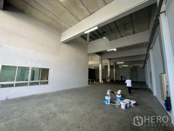 工厂 出租或出售在Bang Bua Thong, Nonthaburi - 高挑生产大厅，混凝土地坪，带室内办公室观察窗。