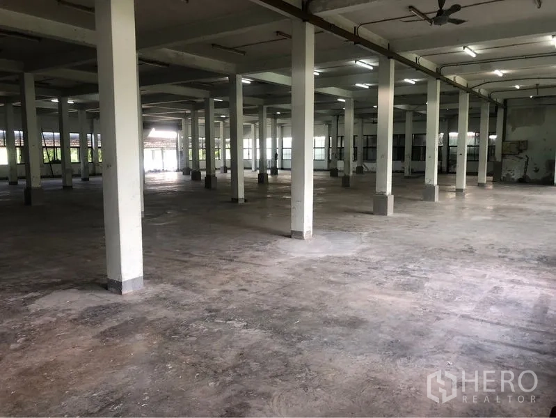 Office Space for rent in Bang Sao Thong, Samut Prakan - Wide open hall with structural columns and overhead lighting for flexible layouts.