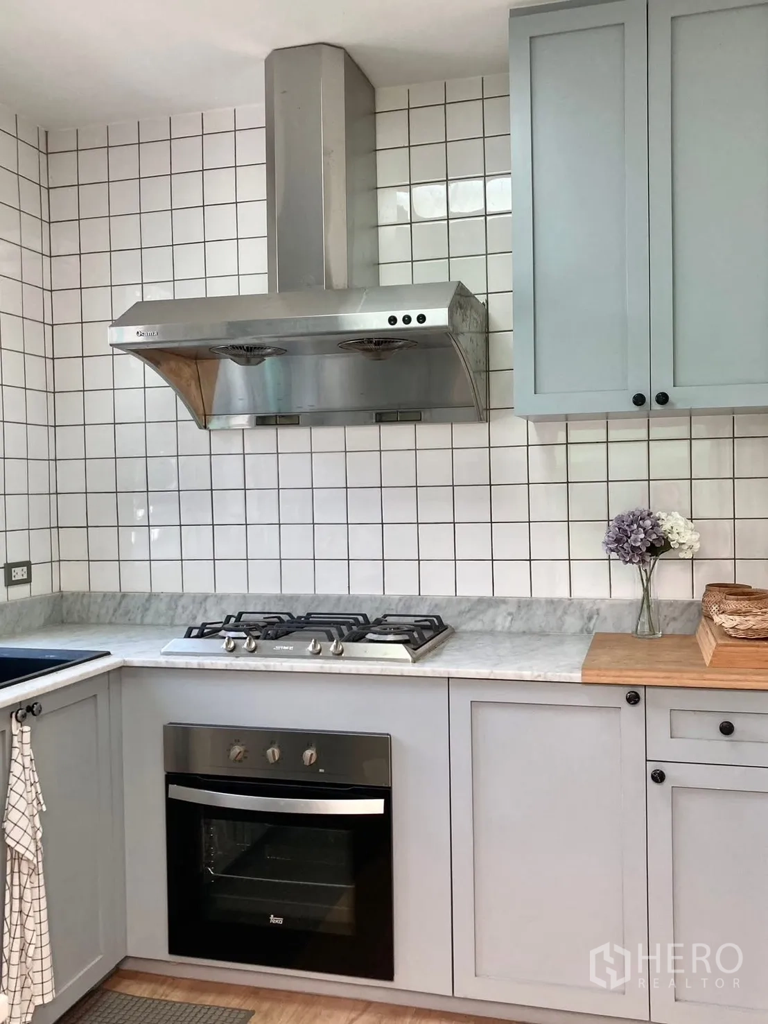 独栋房屋 for rent in Prawet, Bangkok - 厨房细节：燃气灶、烤箱与灰色橱柜。