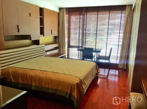 คอนโด ให้เช่าในPathum Wan, Bangkok - ห้องนอนหลักกว้าง หน้าต่างบานใหญ่ ตู้บิลท์อิน และมุมทำงาน