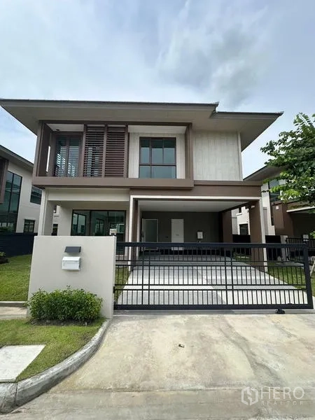 Detached House for rent in Bang Kapi, Bangkok - Modern two-storey detached house with gated driveway and covered 2‑car carport at Burasiri Krungthep Kreetha.