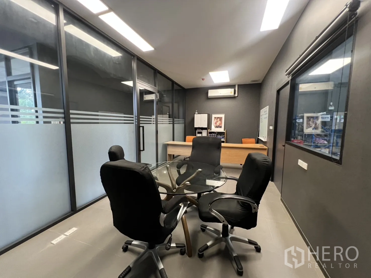 คลังสินค้า ขายในLat Krabang, Bangkok - ห้องประชุมผนังกระจก โต๊ะกลม ใกล้หน้าต่างภายใน.