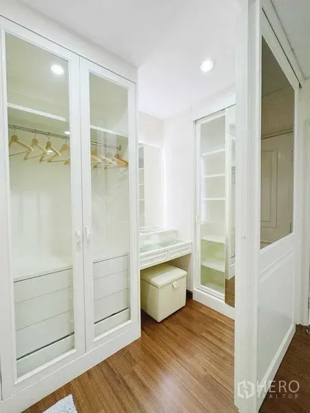 ทาวน์เฮาส์ ให้เช่าในPhra Khanong, Bangkok - ห้องแต่งตัววอล์กอิน มีตู้บานกระจกและโต๊ะเครื่องแป้ง