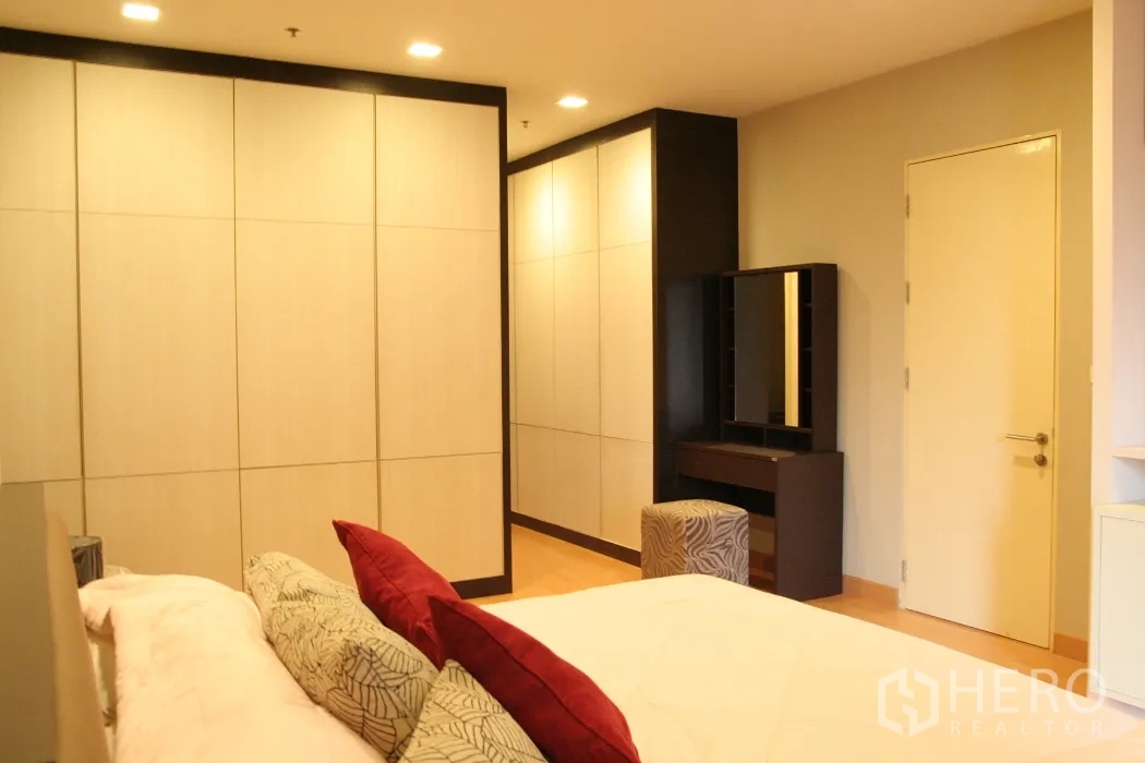 คอนโด ให้เช่าในKhlong Toei, Bangkok - ห้องนอนกว้าง มีตู้เสื้อผ้าบิวท์อินและโต๊ะเครื่องแป้ง