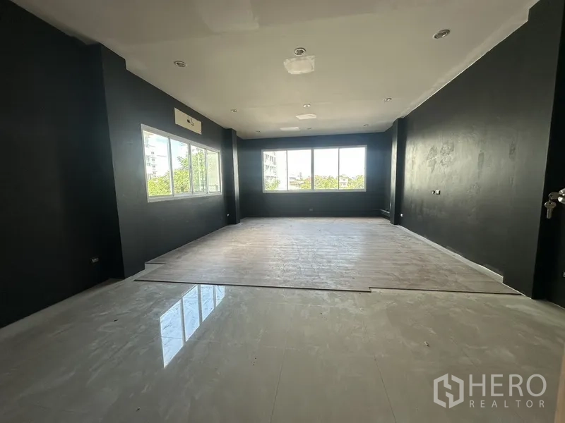 สำนักงานที่บ้าน ให้เช่าในPhra Khanong, Bangkok - ห้องอเนกประสงค์สว่าง เชื่อมครัวผ่านประตูกระจกฝ้า