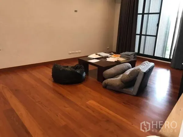 Detached House for rent in Bang Phli, Samut Prakan - Spacious family room with warm wooden flooring and tall window