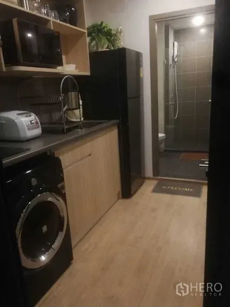 คอนโด ให้เช่าในBang Na, Bangkok - ครัวคอนโดย่านบางนา กรุงเทพฯ ขนาดกะทัดรัด ตู้บิลท์อิน ตู้เย็น เครื่องซักผ้า และห้องน้ำปูกระเบื้องพร้อมโซนอาบน้ำด้านใน.