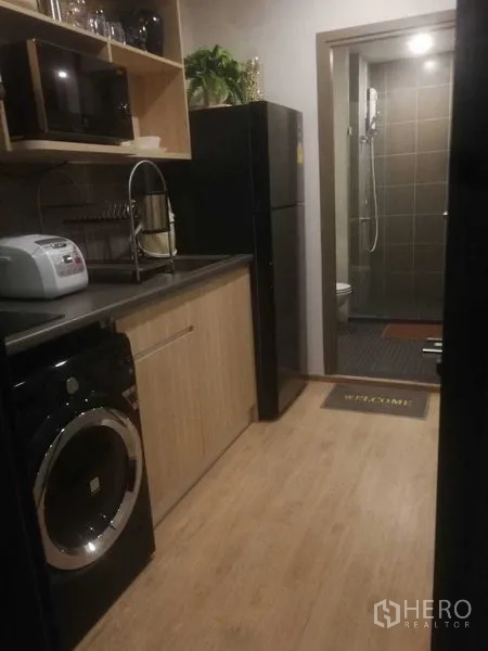 คอนโด ให้เช่าในBang Na, Bangkok - ครัวคอนโดย่านบางนา กรุงเทพฯ ขนาดกะทัดรัด ตู้บิลท์อิน ตู้เย็น เครื่องซักผ้า และห้องน้ำปูกระเบื้องพร้อมโซนอาบน้ำด้านใน.
