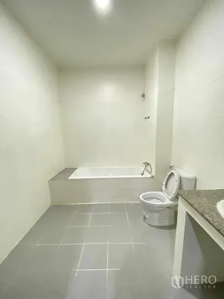 สำนักงานที่บ้าน ให้เช่าหรือขายในSuan Luang, Bangkok - ห้องน้ำกว้าง มีอ่างอาบน้ำ โถสุขภัณฑ์ และผนังกระเบื้องสีอ่อน