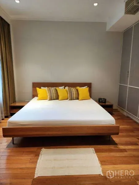 คอนโด ให้เช่า - ห้องนอนหลักพื้นไม้ อ่างหัวเตียงและตู้เสื้อผ้าบิวท์อิน ในคอนโด 1 ห้องนอน
