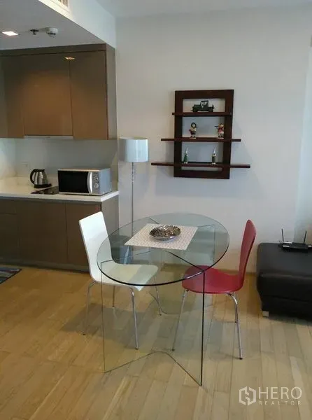 คอนโด ให้เช่าในKhlong Toei, Bangkok - มุมทานอาหารแบบเปิด โต๊ะกระจกสองที่นั่ง พร้อมไมโครเวฟและชั้นวาง