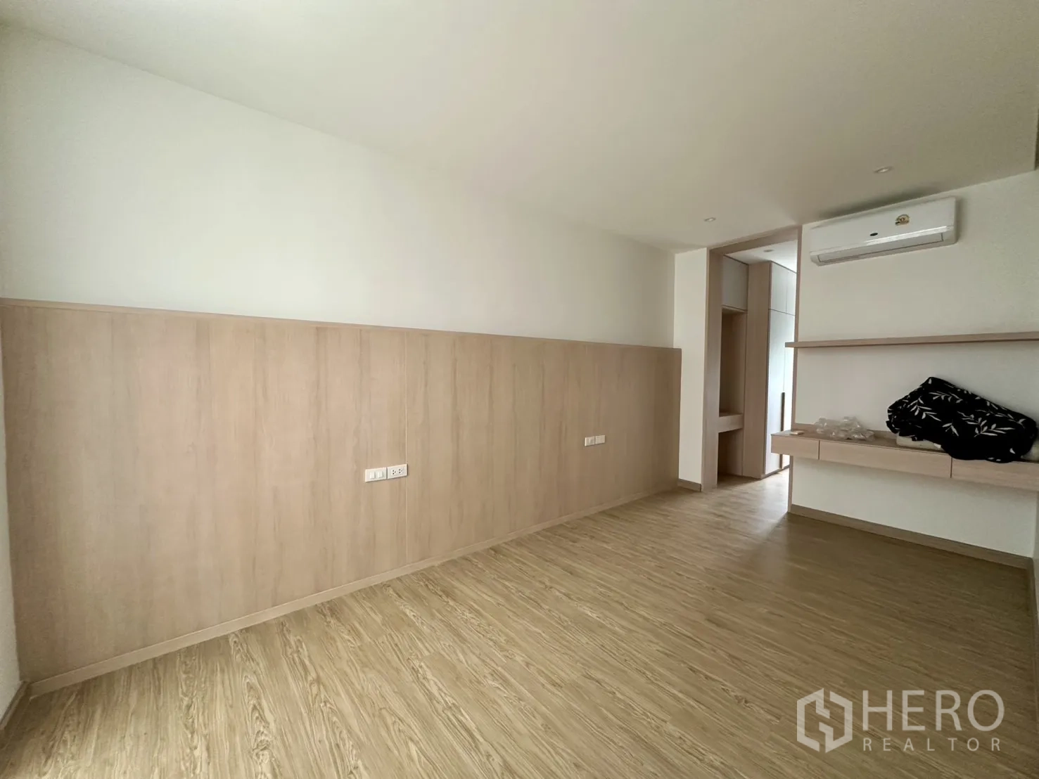 带办公室的家 出租在Phra Khanong, Bangkok - 空房间可作卧室或办公室，木纹地板与搁板。