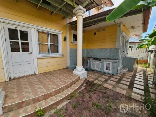 Detached House for rent or sale in Bang Lamung, Chon Buri - Tiled side patio with outdoor sink and service area beside the house.