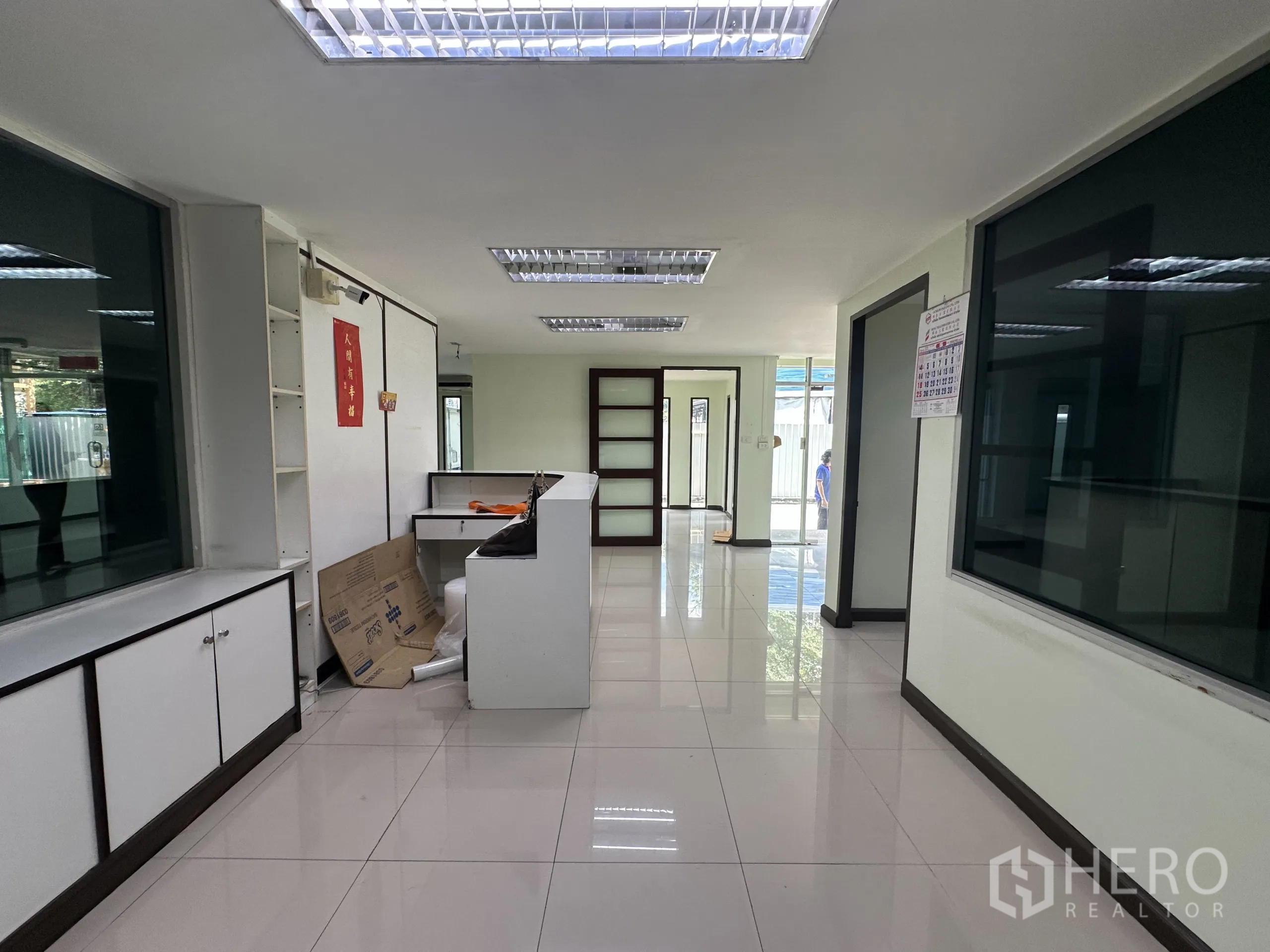 零售空间 出租在Watthana, Bangkok - 采光良好的一层办公室区，内置柜与玻璃隔间。