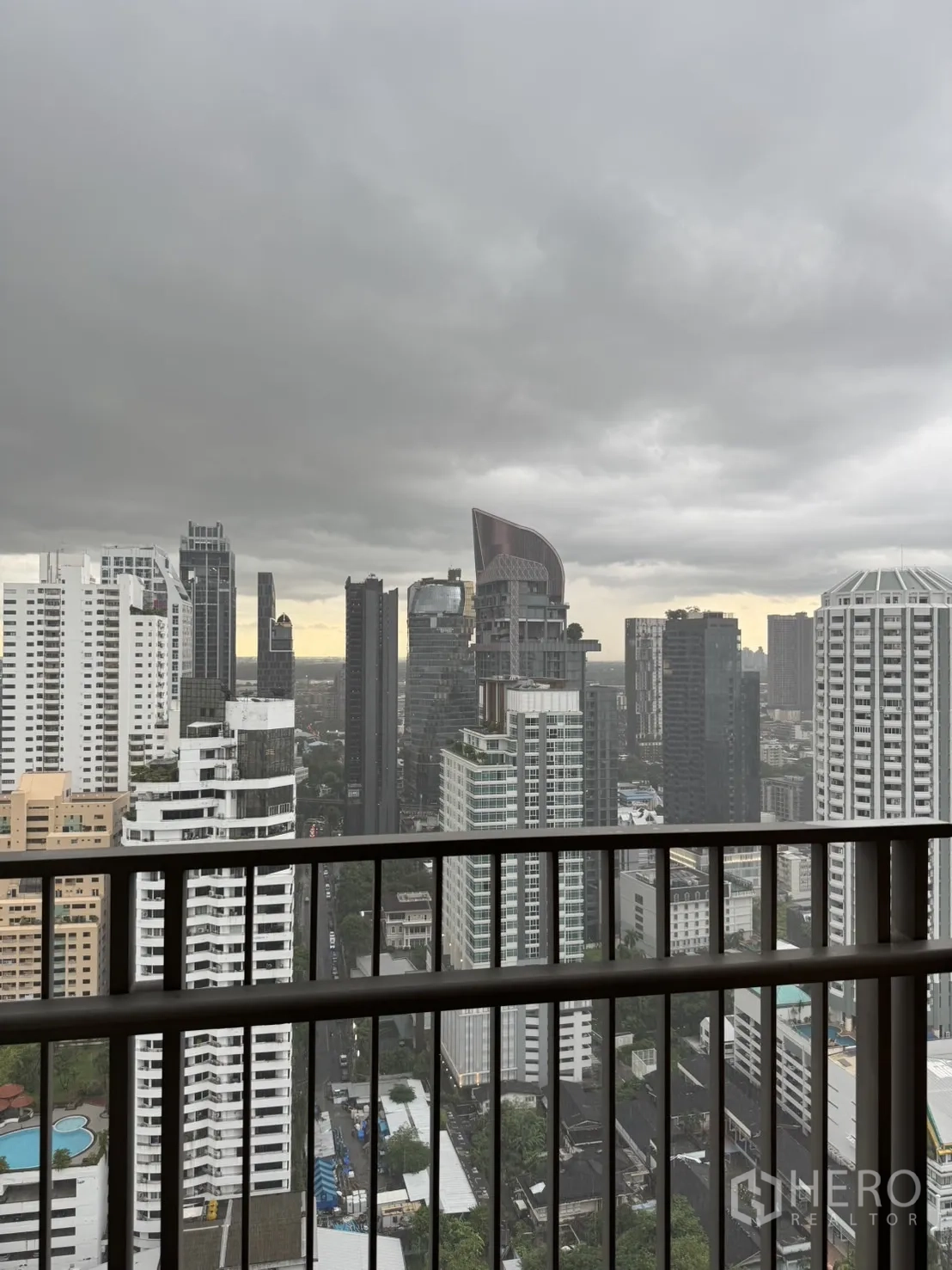 คอนโด ให้เช่าในWatthana, Bangkok - ระเบียงคอนโดมองเห็นอาคารสูงในกรุงเทพฯ ใต้ท้องฟ้ามีเมฆ