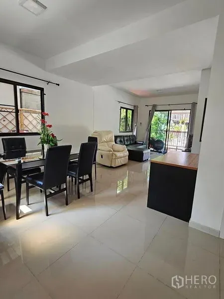 ทาวน์เฮาส์ ให้เช่า - ผังชั้นล่างกว้างขวาง มีโซนนั่งเล่น รับประทานอาหาร และประตูกระจกสไลด์สู่เฉลียง