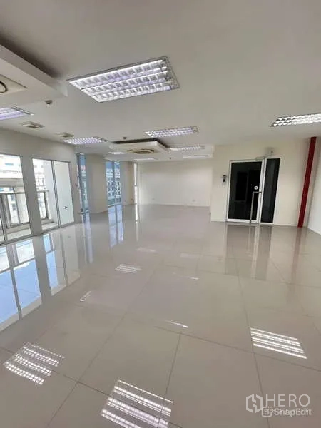 Office Space for rent in Chatuchak, Bangkok - Bright open-plan office with polished tile floors, LED panel lighting, cassette air-conditioning, and large windows in Chatuchak, Bangkok.