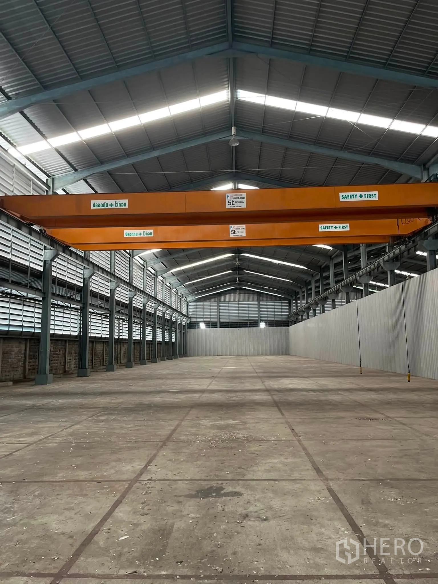 Warehouse for rent in Bang Phli, Samut Prakan - Warehouse floor with dual overhead cranes running the length of the building.