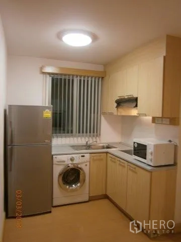 คอนโด ให้เช่าในKhlong Toei, Bangkok - ครัวแยกพร้อมตู้ไม้สีอ่อน ตู้เย็น เครื่องซักผ้า ไมโครเวฟ และอ่างล้างจาน