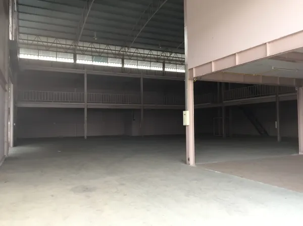 工厂 出租在Lam Luk Ka, Pathum Thani - 宽阔仓库地面，钢结构屋顶与环绕的夹层走道