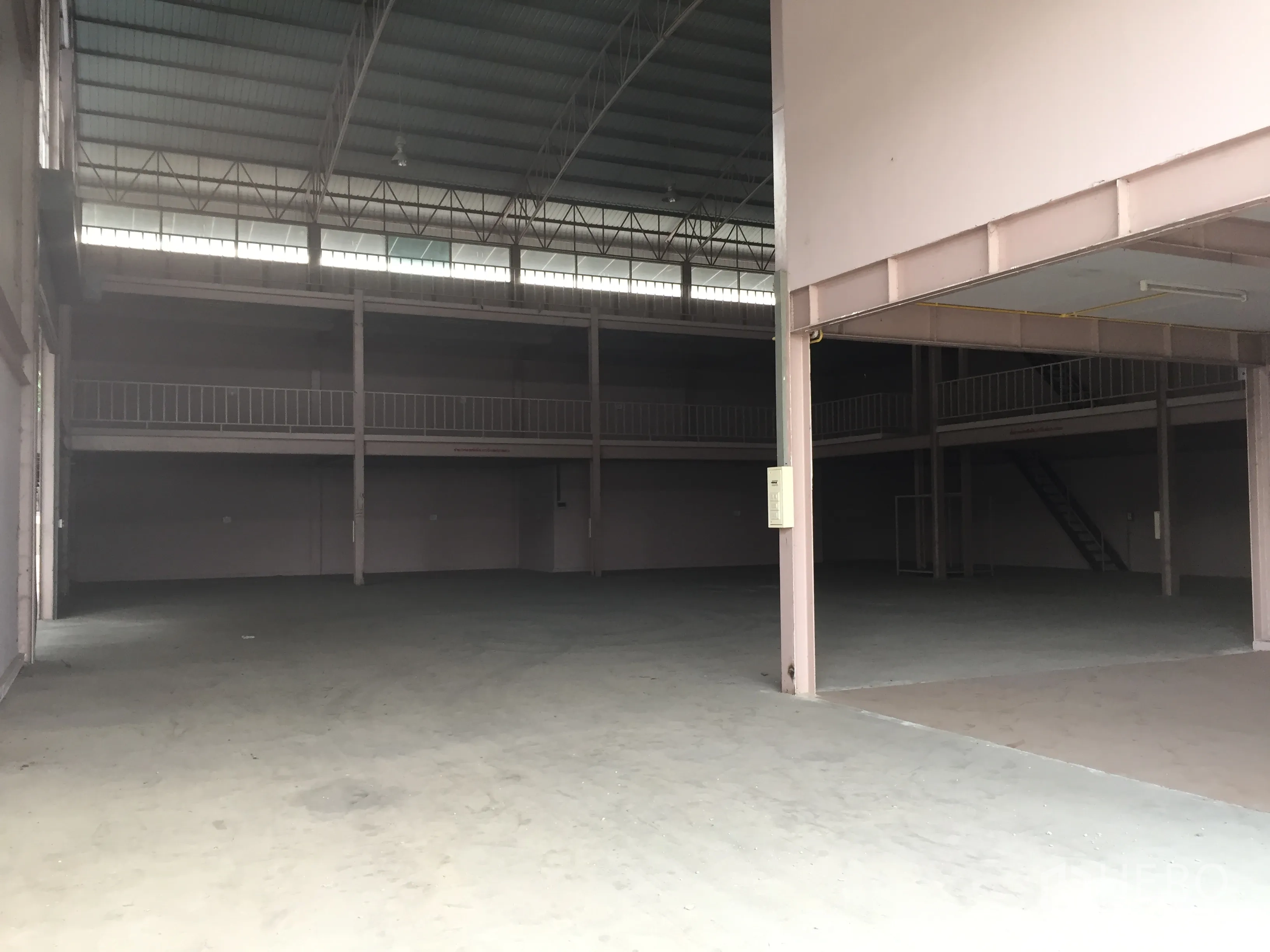 工厂 出租在Lam Luk Ka, Pathum Thani - 宽阔仓库地面，钢结构屋顶与环绕的夹层走道